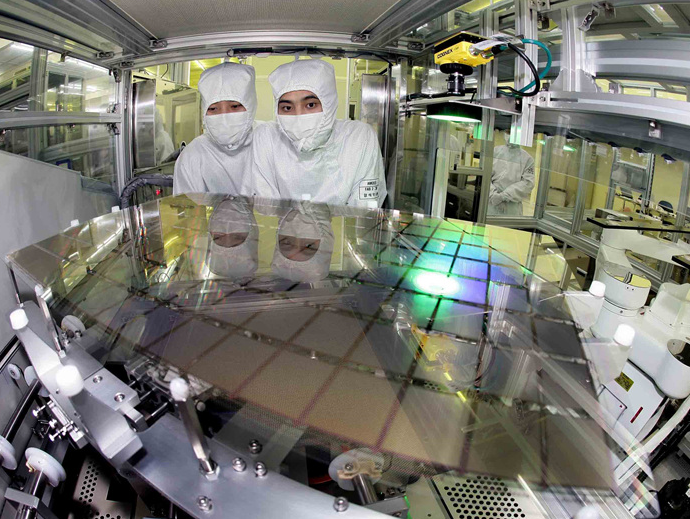 클린룸에 방진복 착용