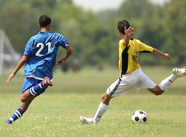 공을 두고 싸우는 축구선수들