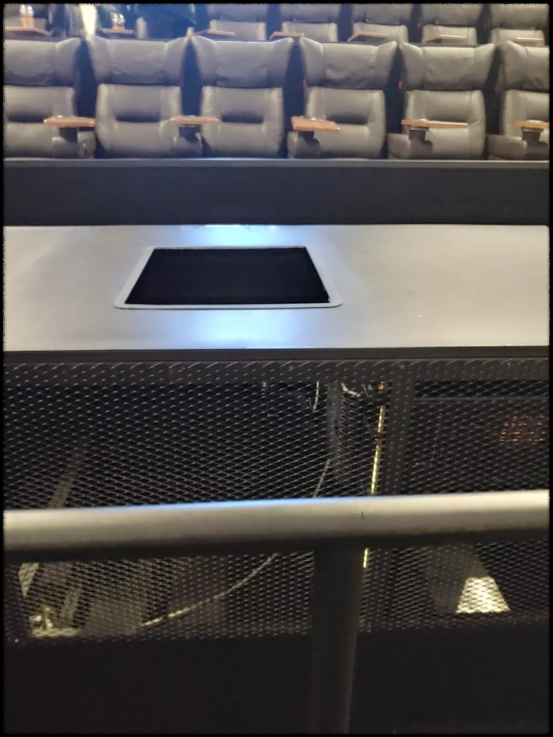 CGV-용산,-세계-최초-4면-상영-스크린-X관,-뜻밖의-순간 /-편안한-리클라이너석