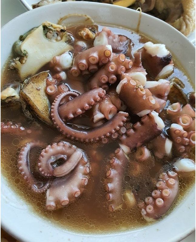 직접 끓여서 전복과 낙지 따로
직접 끓인 삼계탕 전복과 낙지 따로 닭고기 따로 먹어도 봤어요