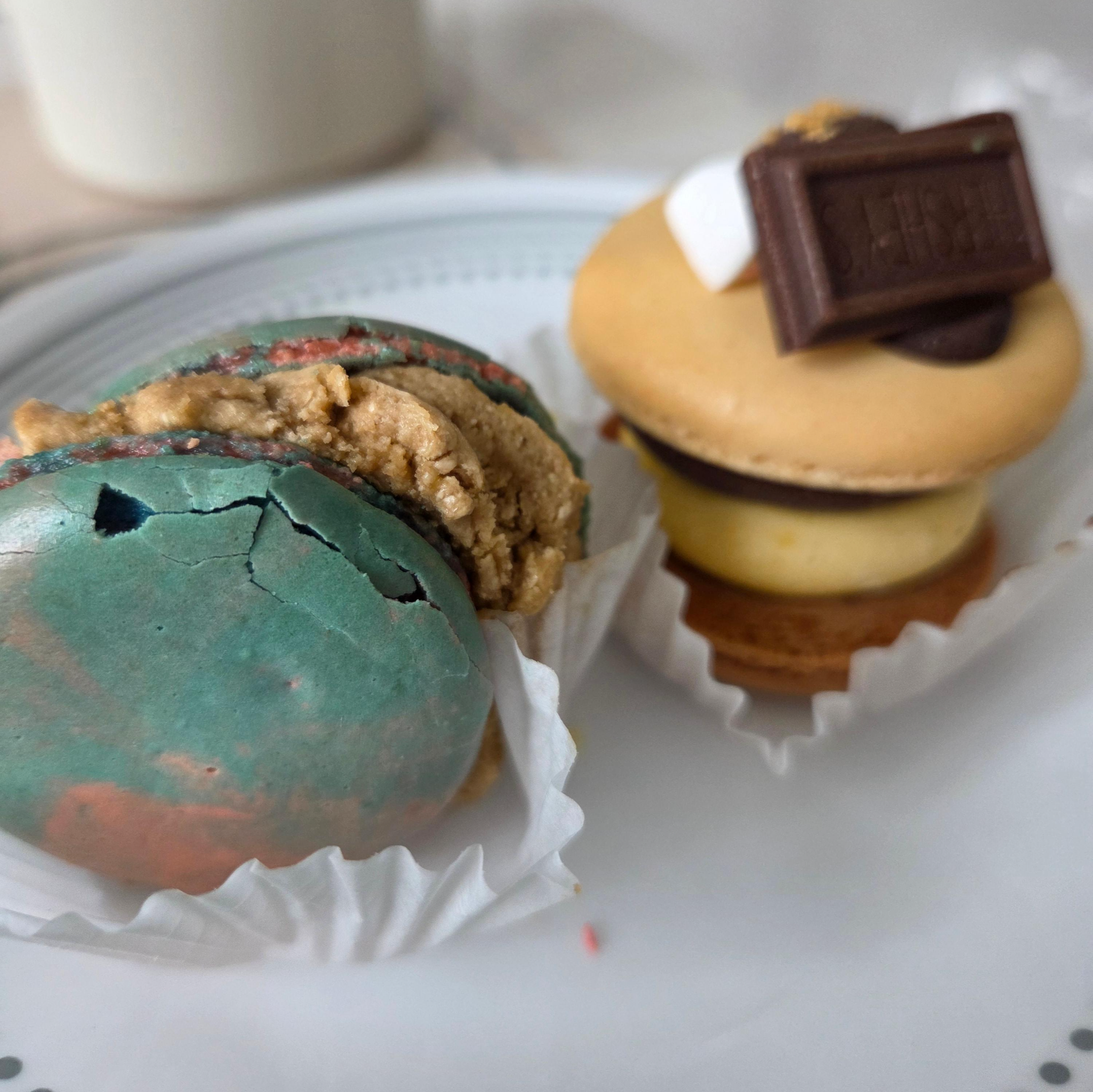 얼그레이 맛과 초코우유맛 마카롱