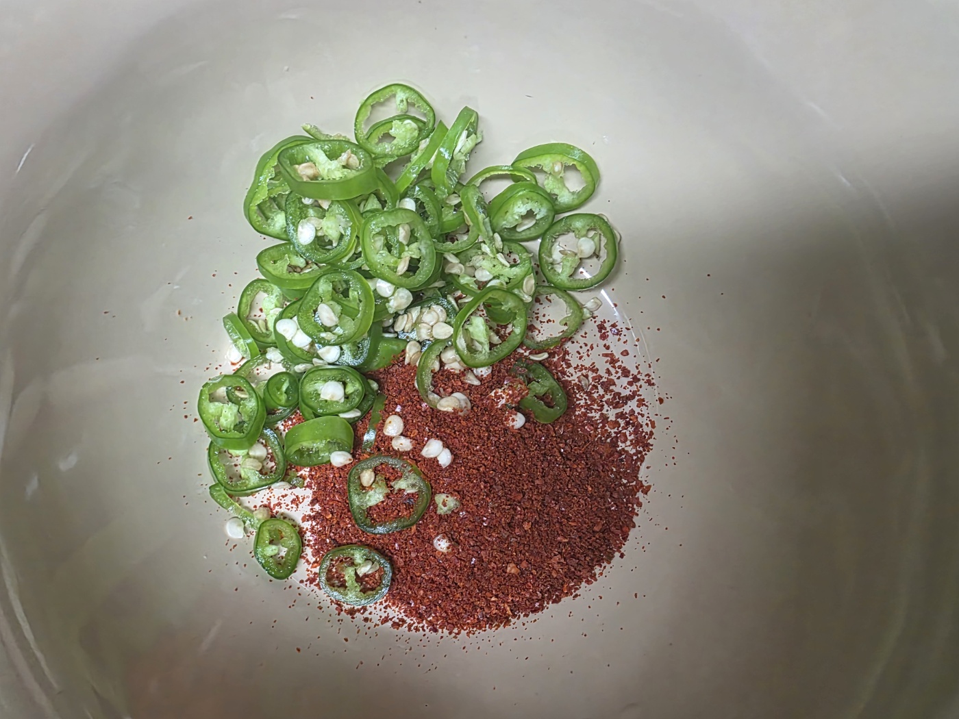 볼에 고추가루와 청양고추 넣기