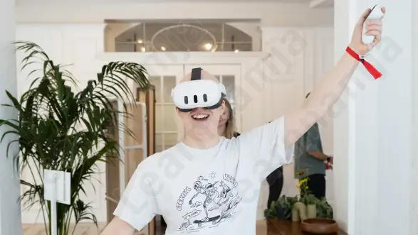 7.메타 퀘스트 3 헤드셋을 착용하고 디스코 댄스 포즈를 취하는 여성_