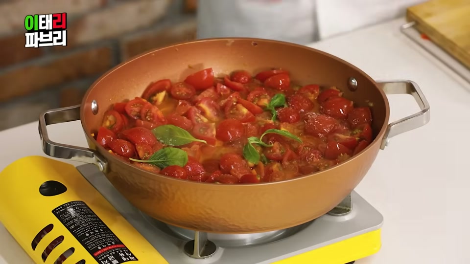약불로 천천히 끓이는 토마토 소스