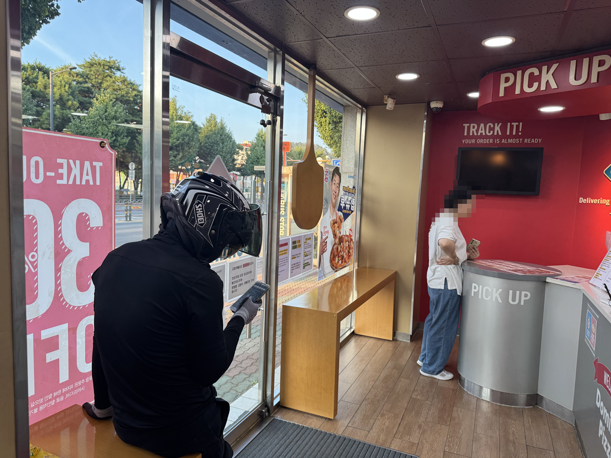 도미노피자 매장 픽업존 수령 대기 모습, 배달 기사 및 현장 주문 시도 고객 대기 상황