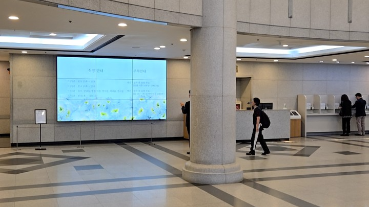 서울아산병원 장례식장 내부의 디지털 안내판. 현재 빈소 현황과 조문 시간을 보여주는 화면에 한국어 정보가 명확하게 표시되어 있어 방문객이 빈소를 쉽게 찾을 수 있다.