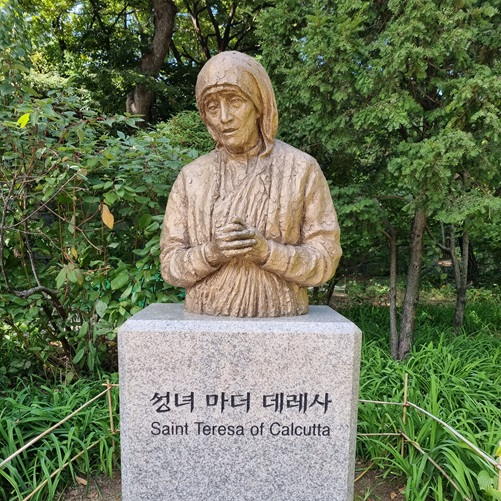 사진은 절두산 성지에 있는 마더 데레사 성녀 흉상입니다.
