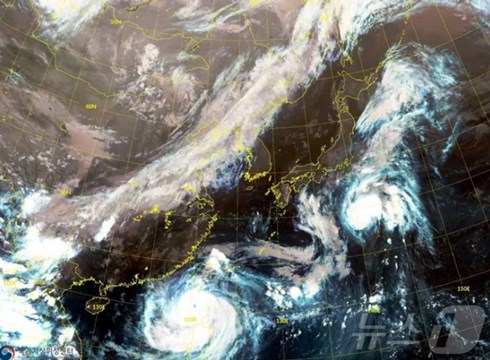 9월 30일 오후 9시 기준 천리안위성 2A호로 본 동아시아 일기도. 하단에 태풍 끄라톤 모습