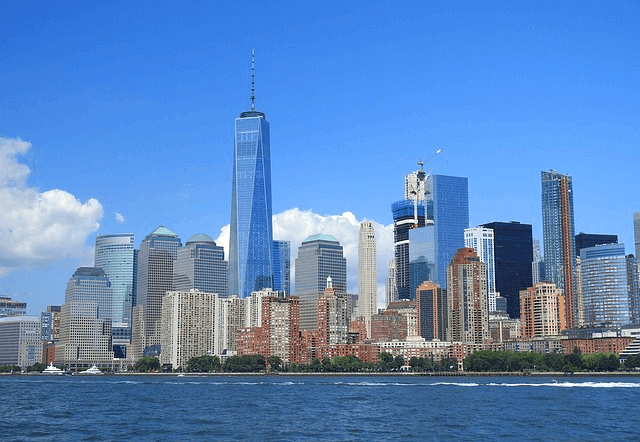 뉴옥 무역센터 건물이 있다. 바다 뒤로 높고 세련된 빌딩숲이 가득하다.