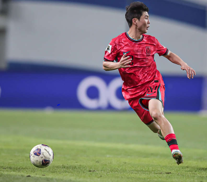 오만전 무료 중계 보기와 관련하여 예선전 경기를 치르고 있는 국가대표 선수의 모습