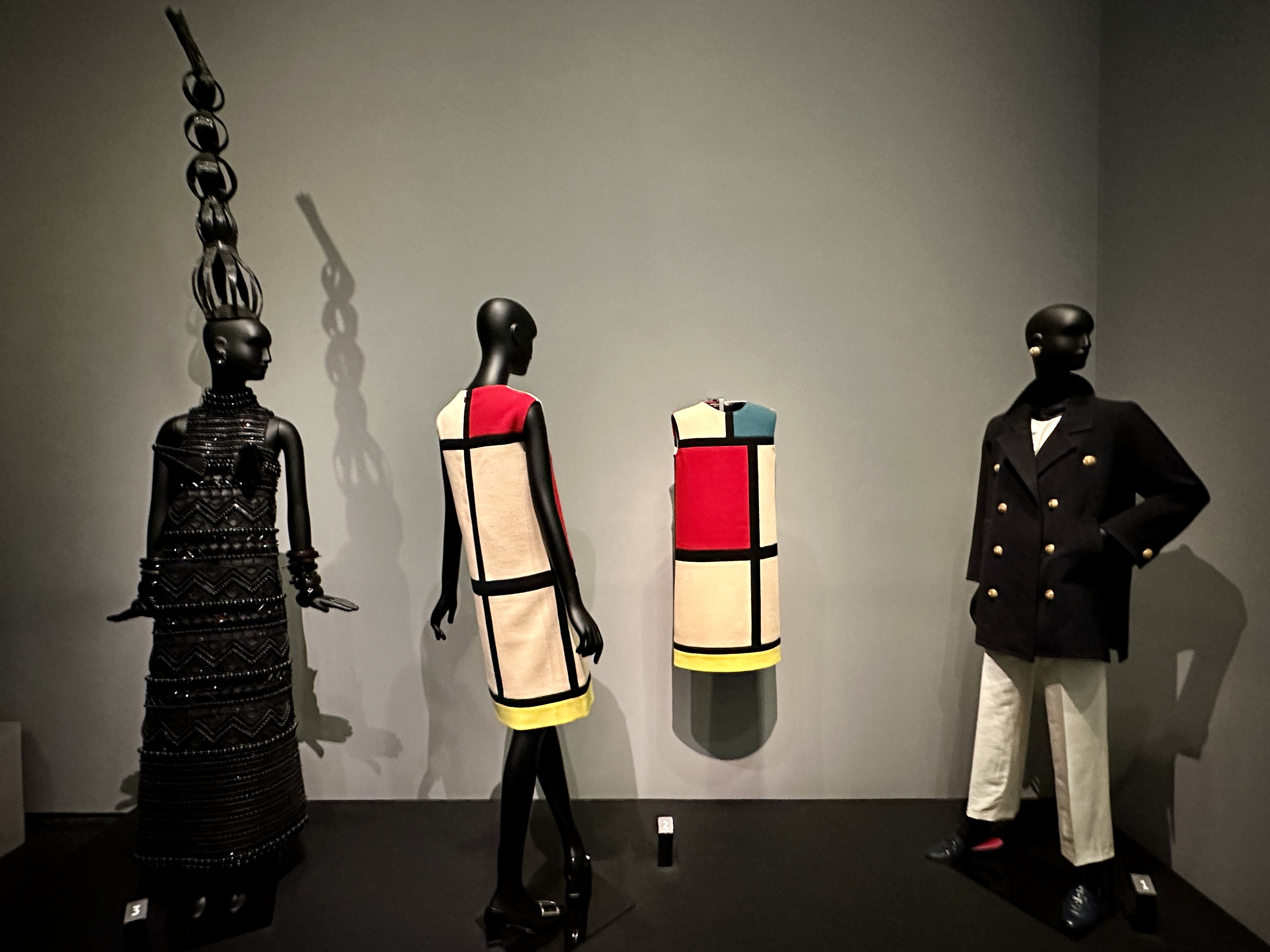 입생로랑 디자인 옷 북아프리카