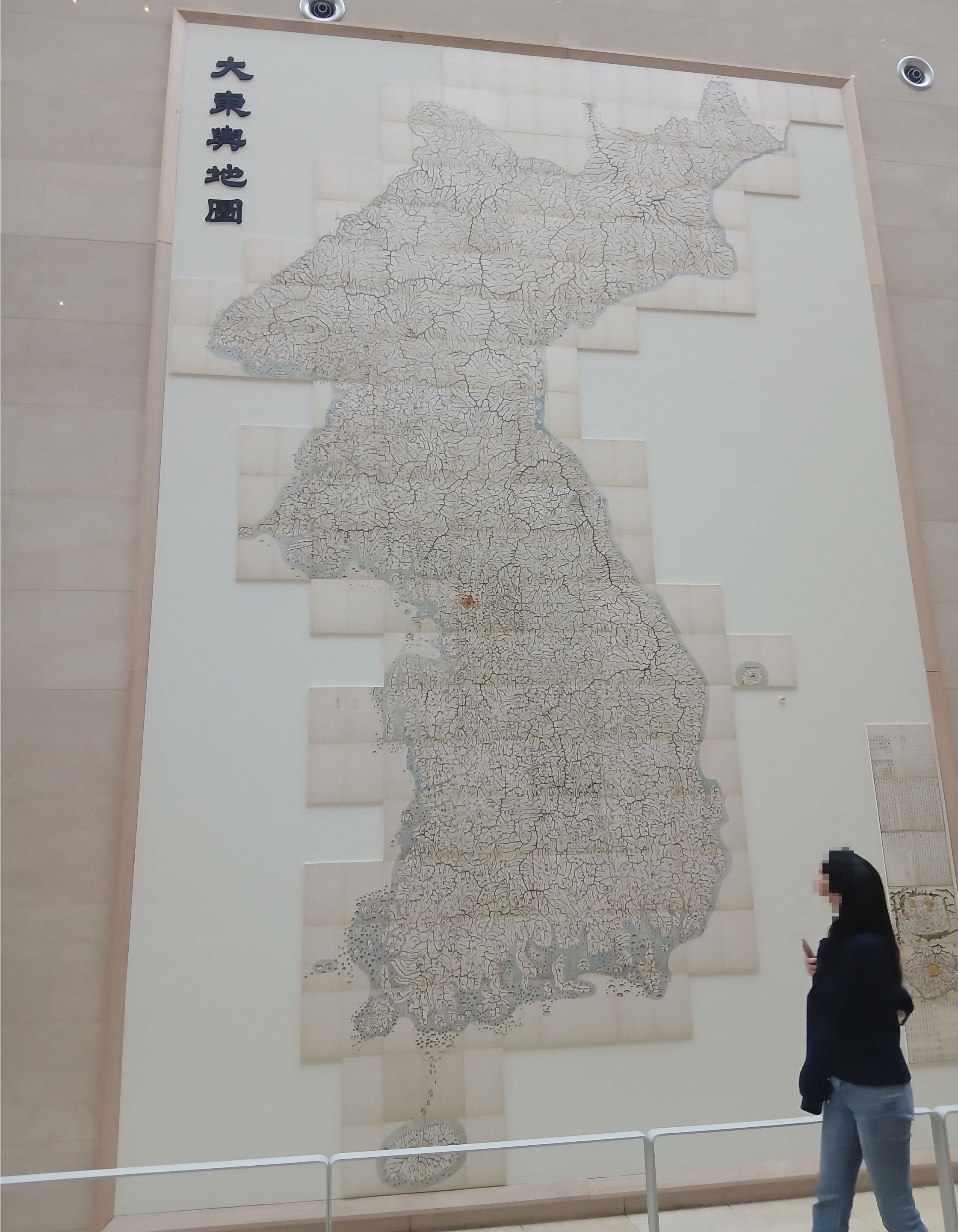 국립중앙박물관 대동여지도 실물 전시 모습, 실제 크기 비교 가능한 사진