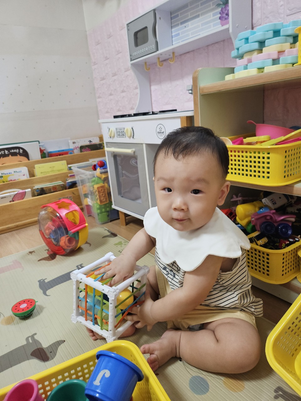 11개월 아기 어린이집에서 놀잇감을 가지고 노는 사진
