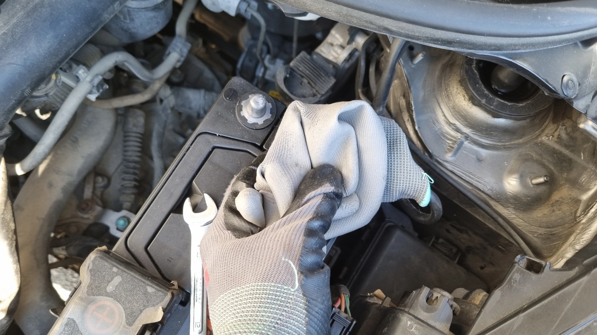 배터리 단자 분리해 놓은 모습