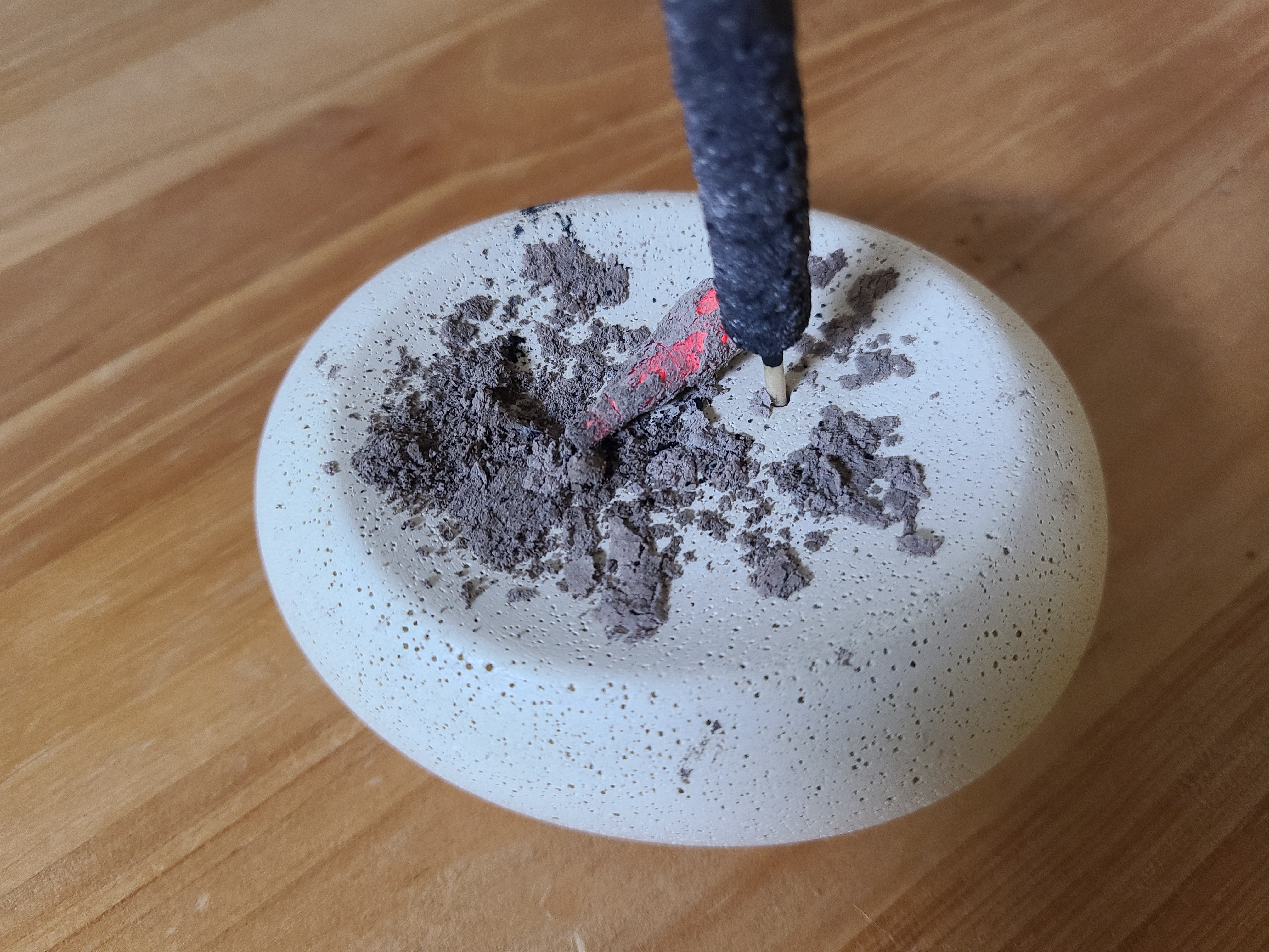 플라쳐 인센스 홀더에 재가 쌓인 모습