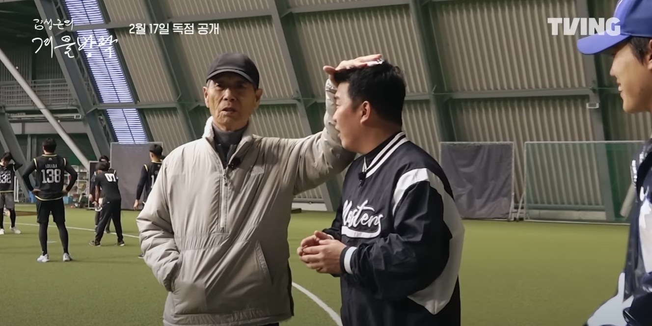 김성근 감독님이 정근우 선수 머리를 쓰다듬고 있다.