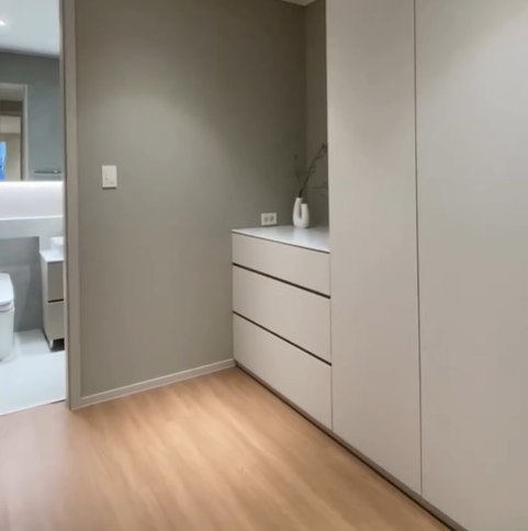 목욕 후 나와 바로 옷을 갈아 입을 수 있게 되어 있는 드레스룸