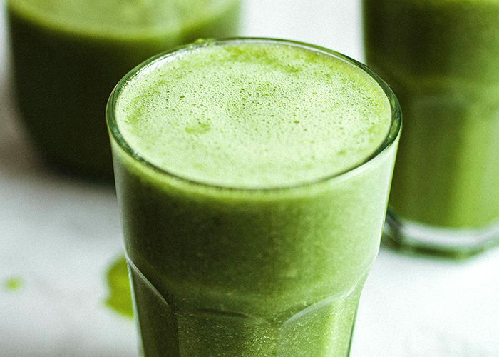 새싹보리 스무디가 유리컵에 담겨져 있다