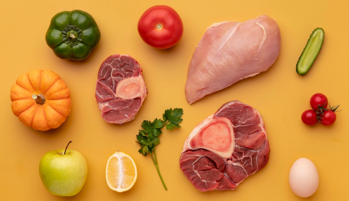 고기와 채소들이 나열되어 있는 모습