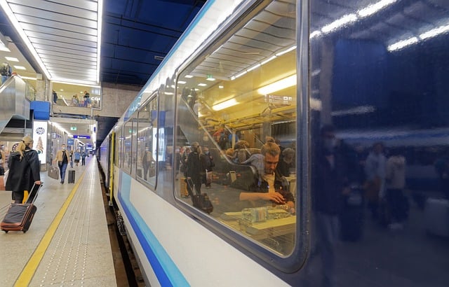 지하철역에 도착하는 기차