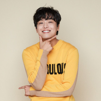 연우진 전시회 개최