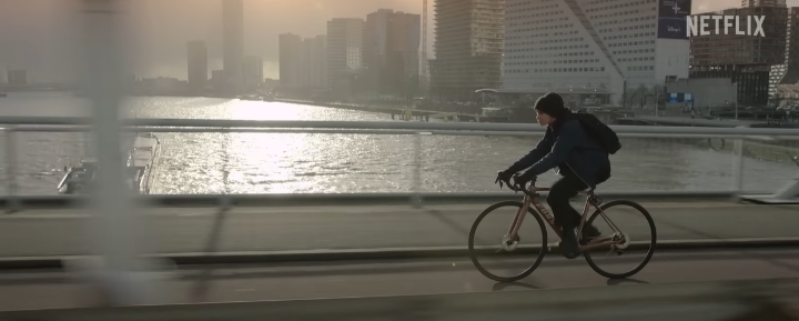 자전거를타고강위의다리를건너고있는멜