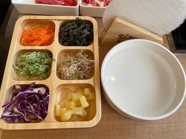 샤브올데이 동탄 월남쌈 재료와 라이스 페이퍼 테이블로 가져옴