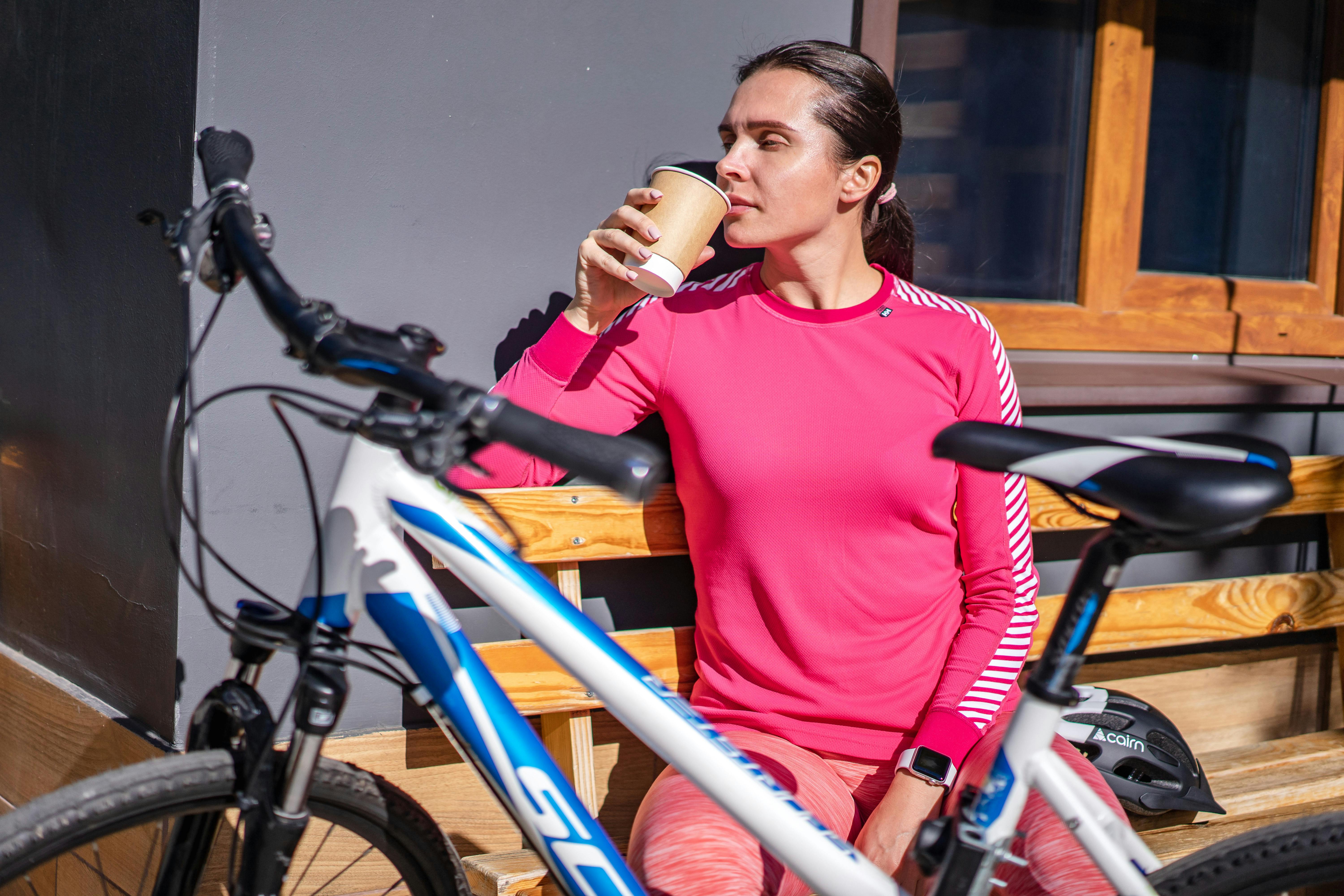 자전거 타기 전 커피를 먹는 여성