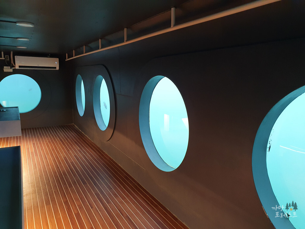 카페더씨 잠수함 분위기