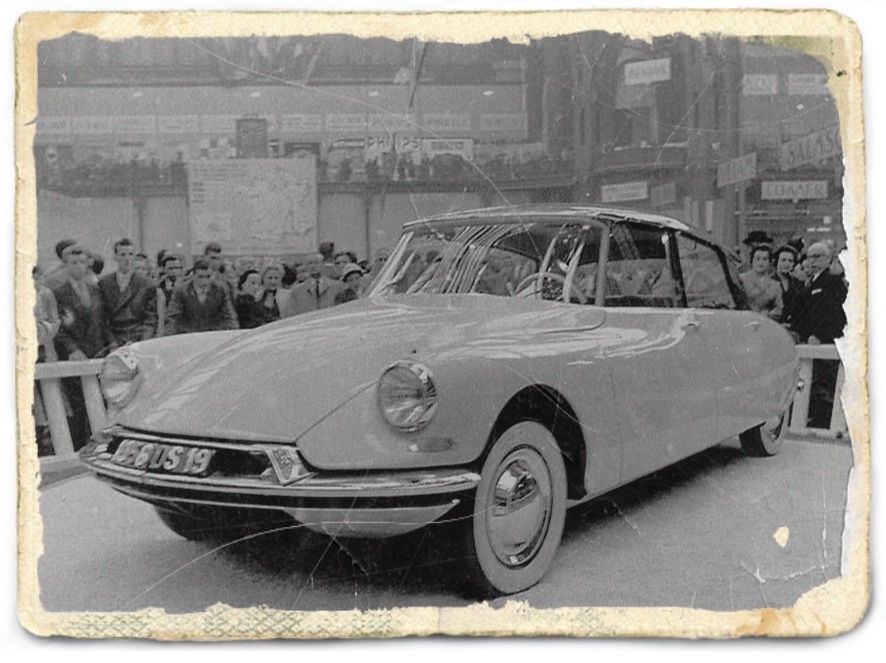 시트로엥 DS 세단의 우아한 디자인, 1950년대 프랑스 럭셔리 자동차의 아이콘