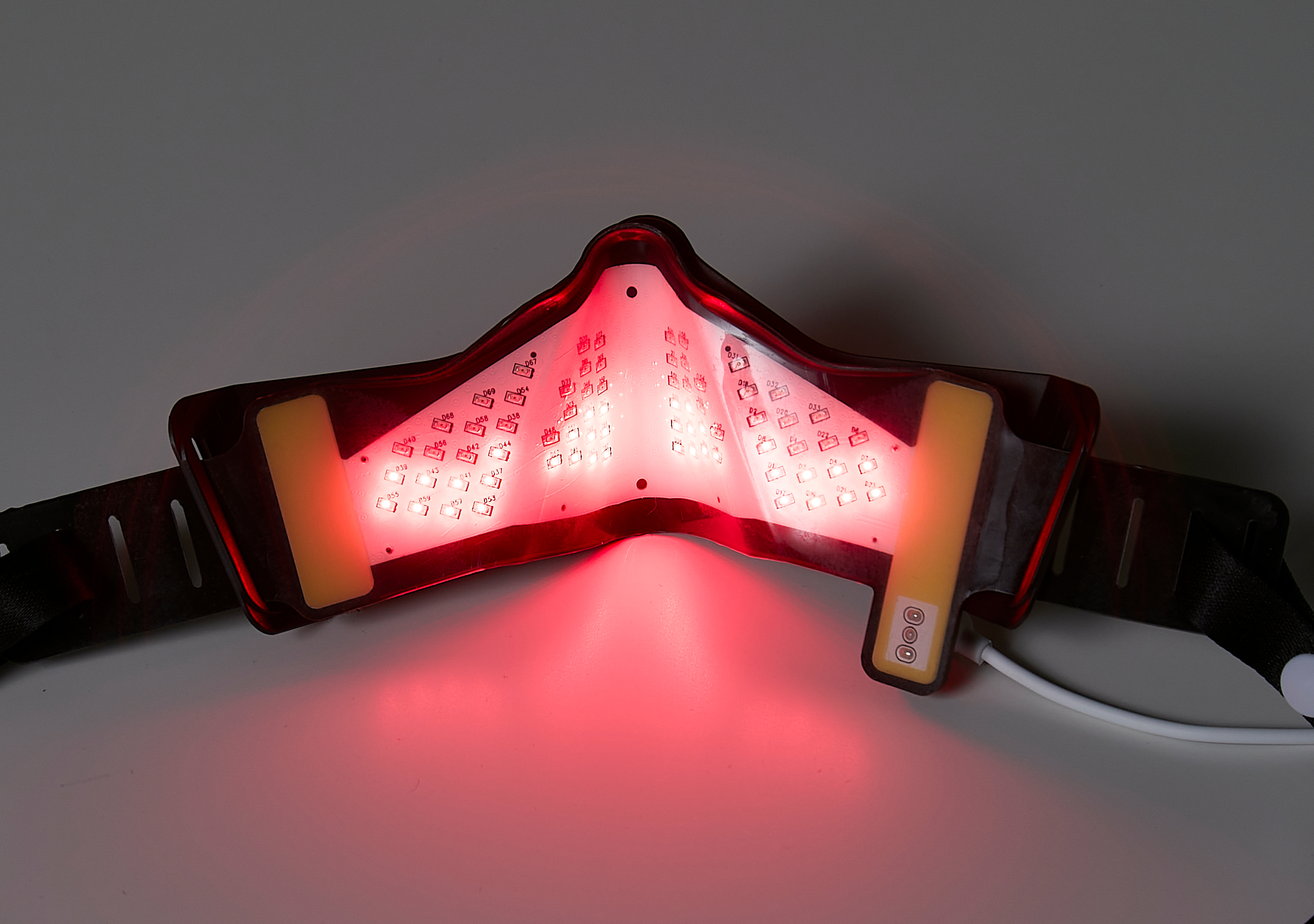 근적외선 온열찜질기 판타리얼의 제품으로 근적외선이 켜져 있는 모습