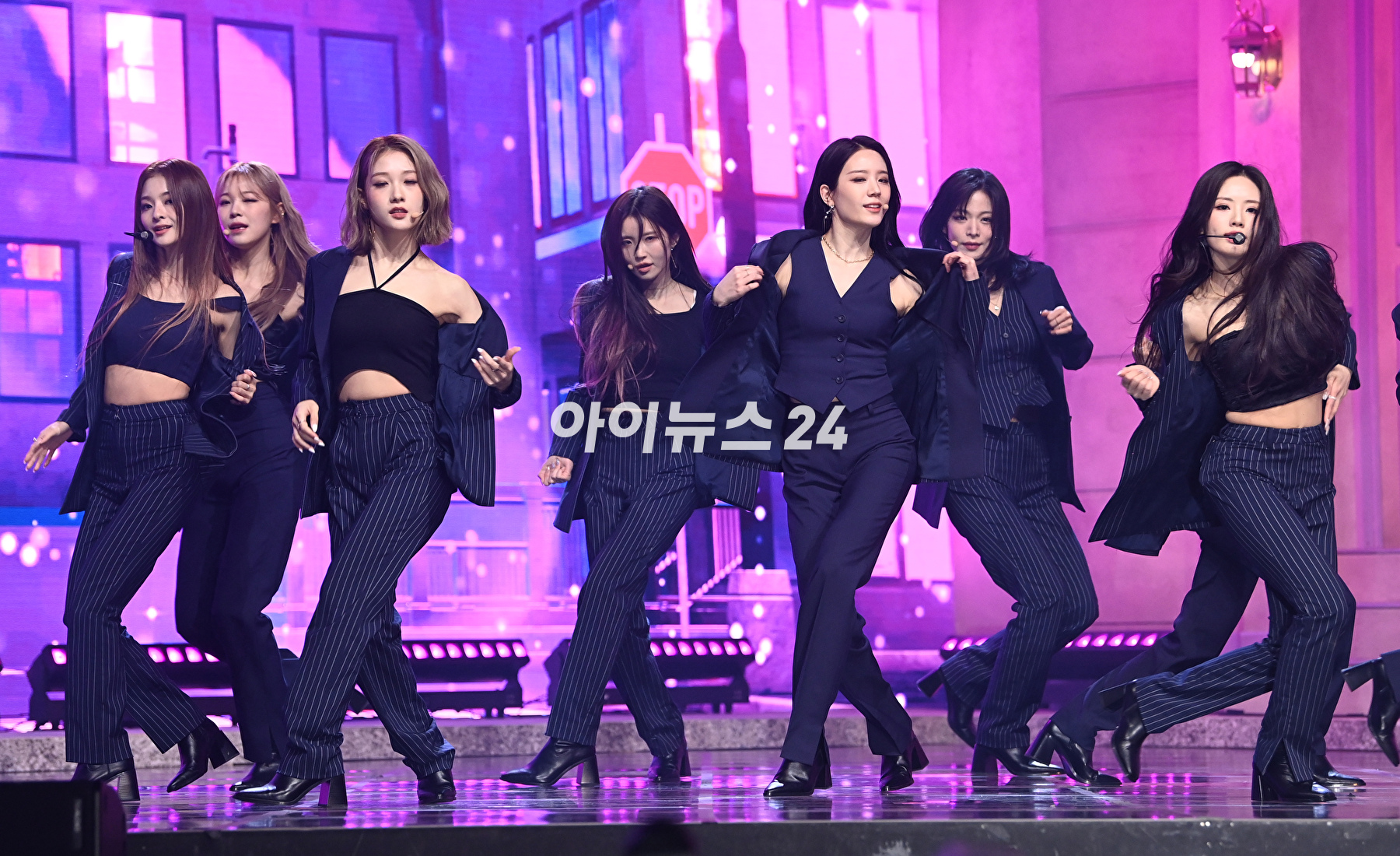 그룹 프로미스나인 송하영-장규리-이채영이 17일 오후 서울 용산구 한남동 블루스퀘어에서 열린 프로미스나인(fromis_9) 미니 4집 앨범 'Midnight Guest'(미드나잇 게스트)' 쇼케이스에 참석해 타이틀곡 'DM' 무대를 선보이고 있다. [사진=정소희 기자]