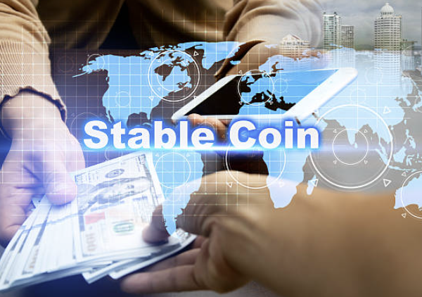 스마트폰과 미국 달러 지폐를 배경으로 한 스테이블 코인 개념 이미지"