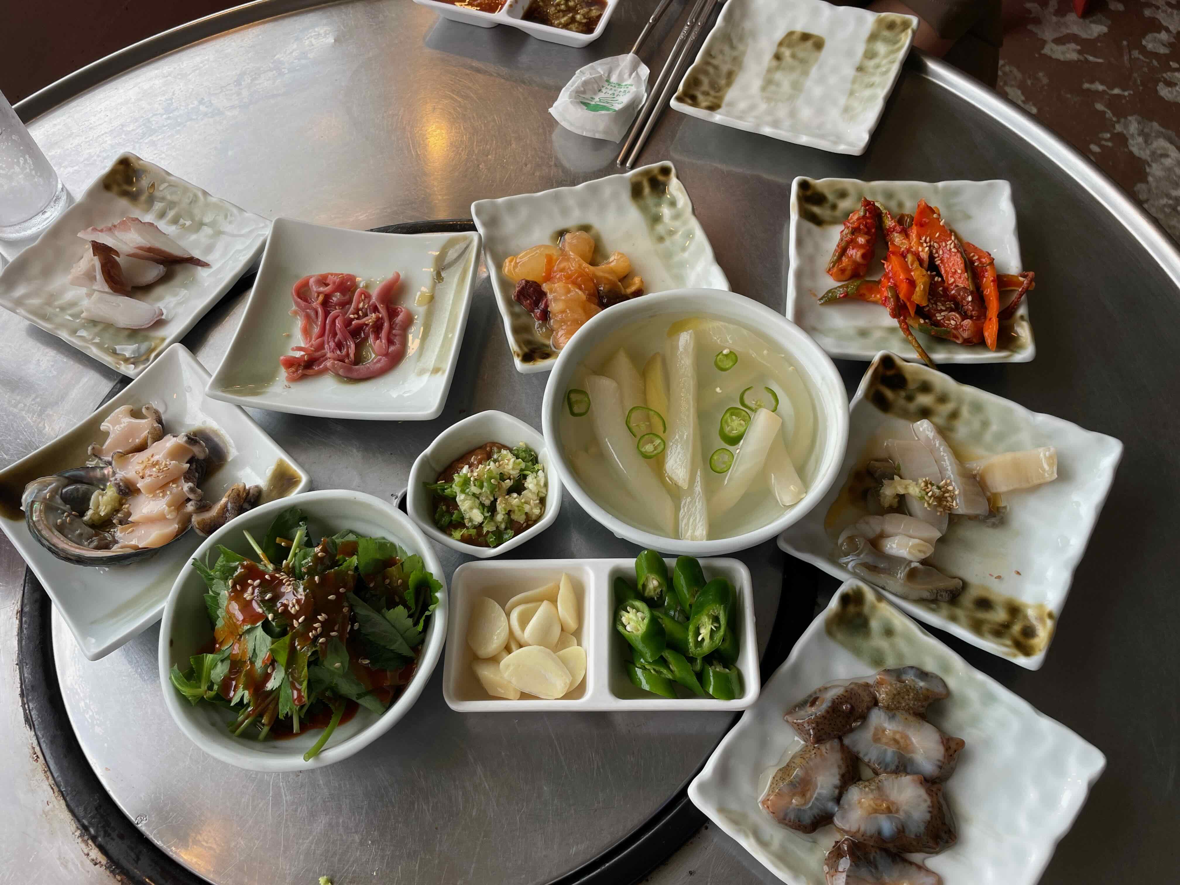 테이블위에 스끼다시가 가득 올려져 있는 모습