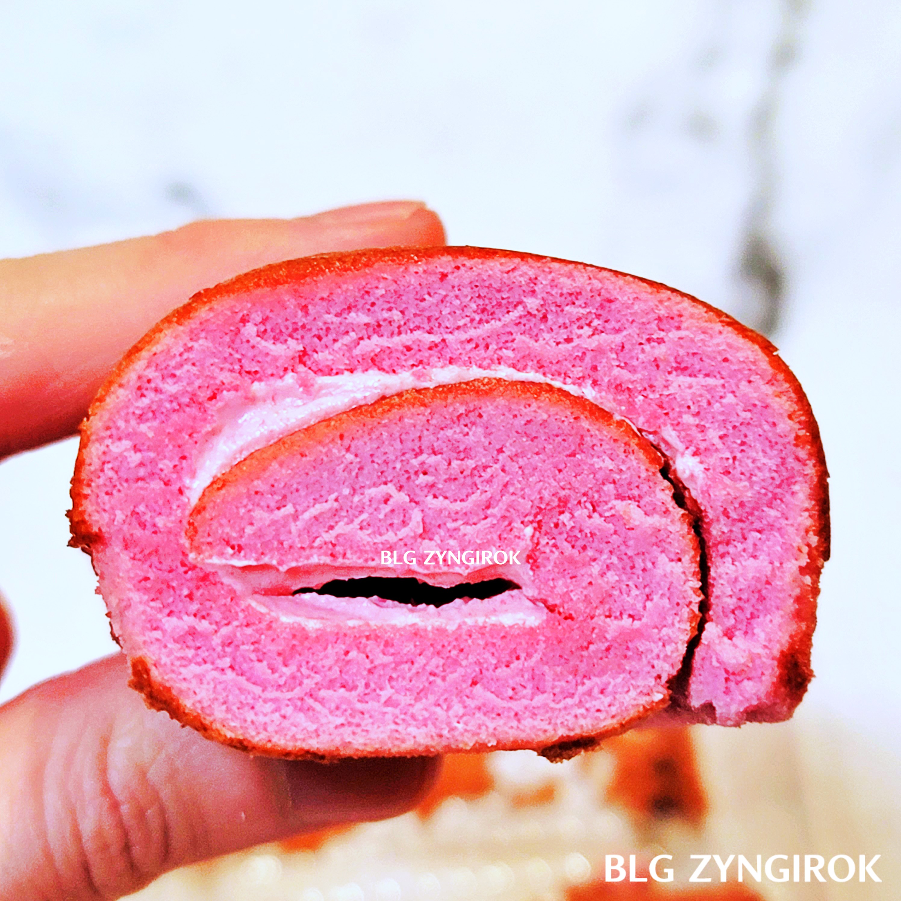 포켓몬스터빵 - 남피아의 전광석화 딸기롤 단면 모습이다. 딸기 크림이 보인다.