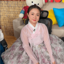 박나래가 한복을 입고 귀엾게 앉아있는 모습