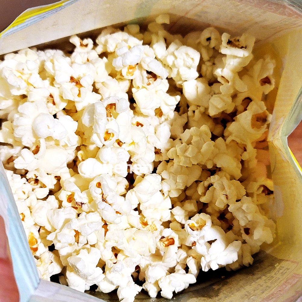 노브랜드 전자레인지용 팝콘이 완성된 사진이다.