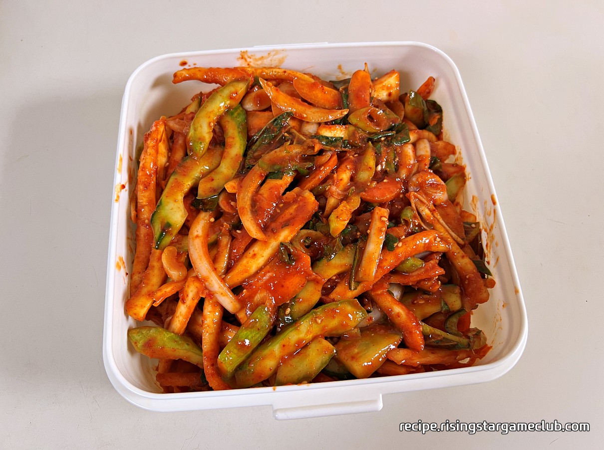 도라지 무침을 밀폐용기에 담은 사진