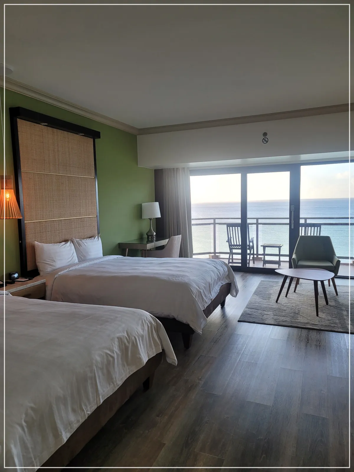 트윈베드-의자-탁자-오션뷰