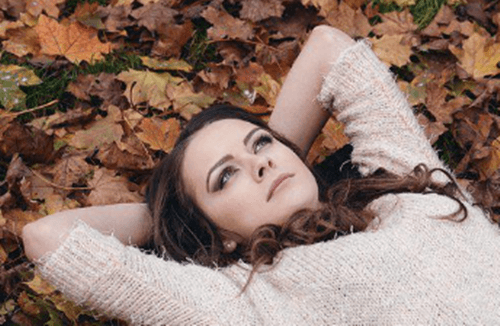 가을 낙엽에 누워서 하늘을 바라보는 모습입니다.