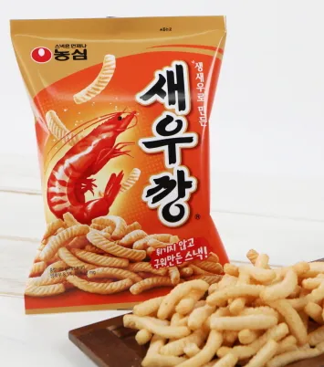 오리지널-새우깡-제품-이미지와-나무접시에-담겨있는-새우깡-스낵