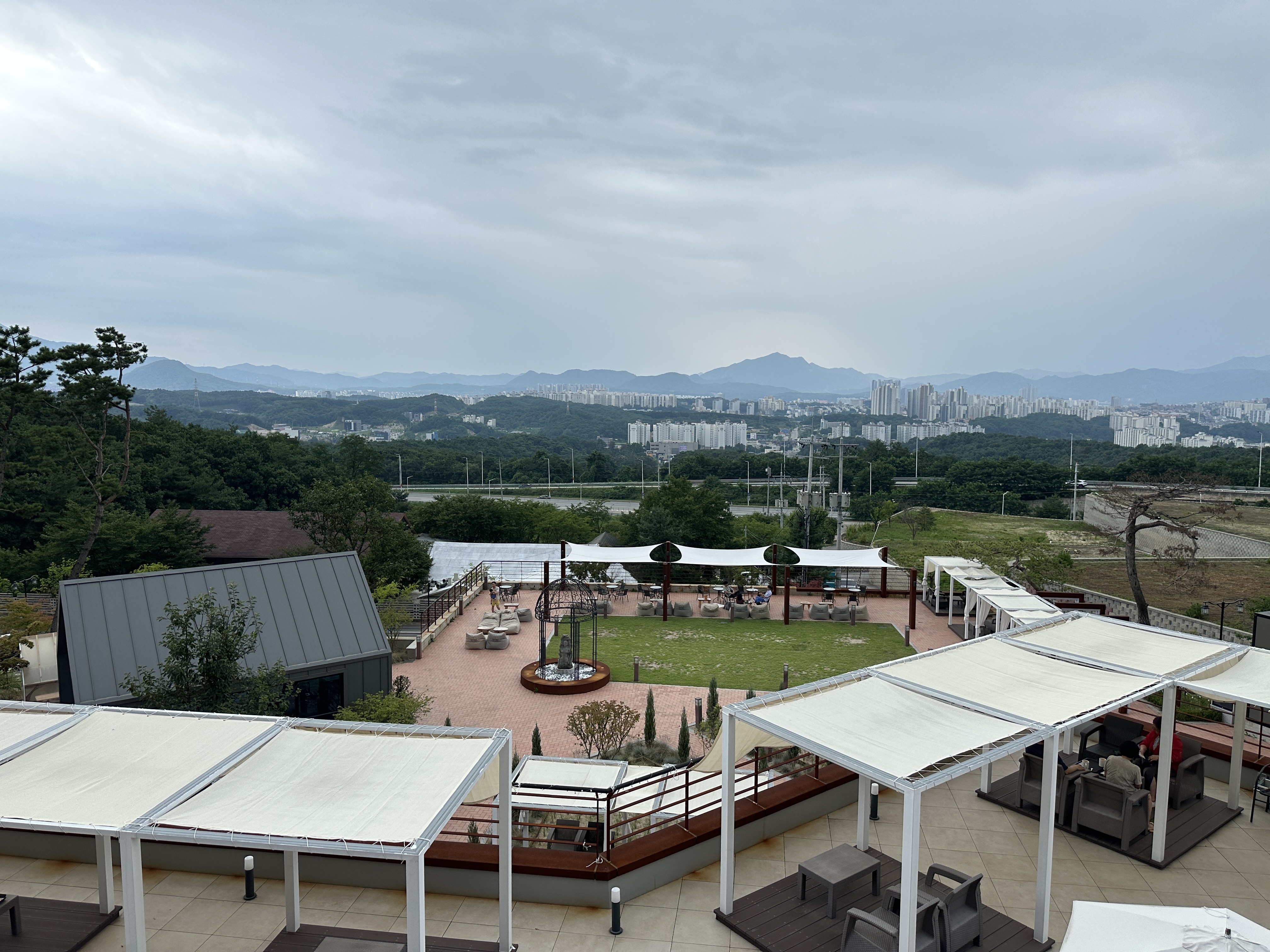 옥상에서 내려다보는 전경