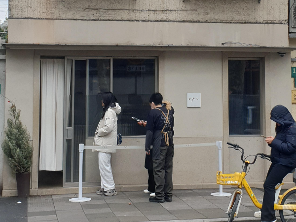 손님 2 팀과 이를 응대하는 직원이 보인다.