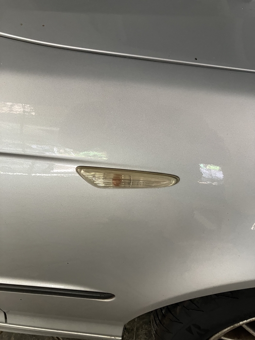 노랗게 변색된 자동차 사이드 마커의 부착 상태