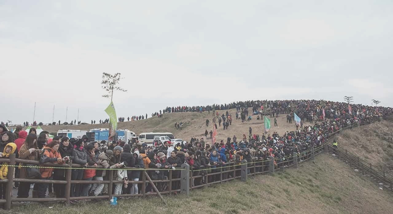 성산일출봉을 가득 채운 관광객들의 모습이다. [ⓒ성산일출축제 공식 홈페이지]