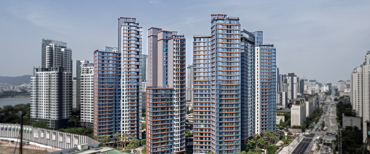 서울 서초구 반포동 소재 신반포 15차 아파트를 재건축한 래미안 원펜타스 단지 전경.