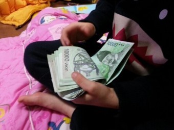 차분히-앉아-세배돈을-세고-있는-아이