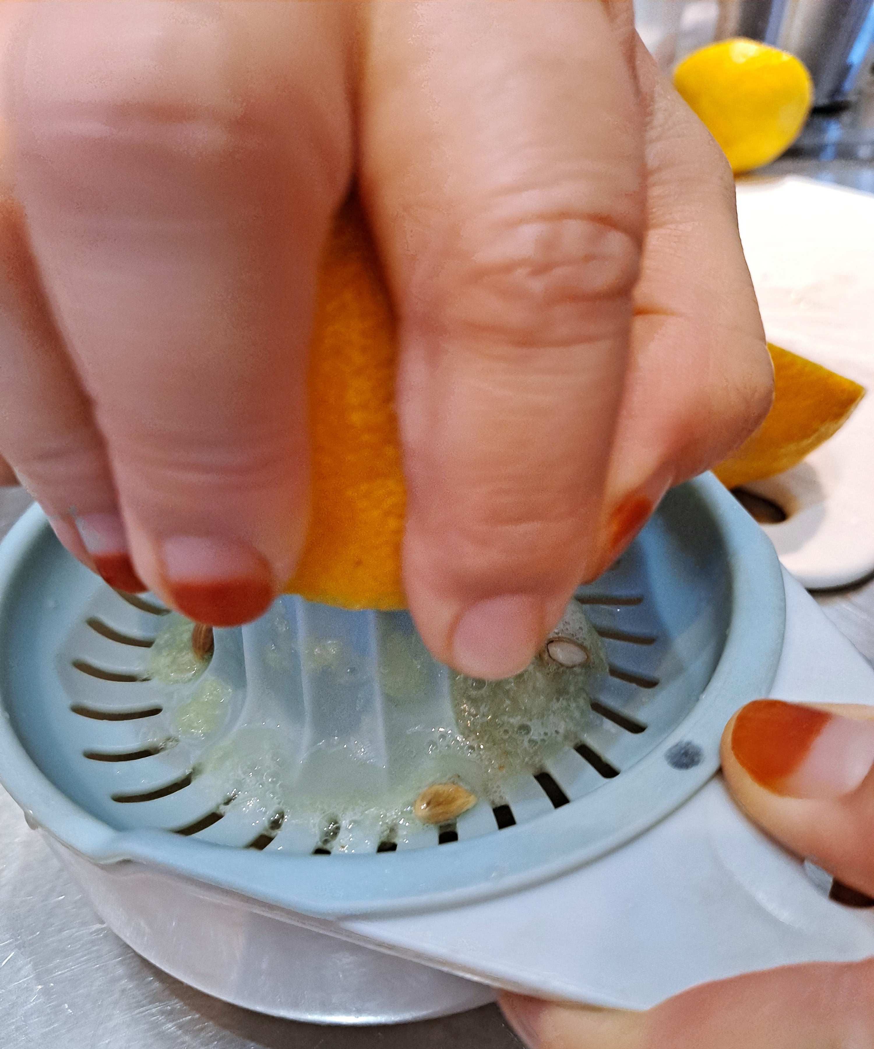 레몬즙을 짜자