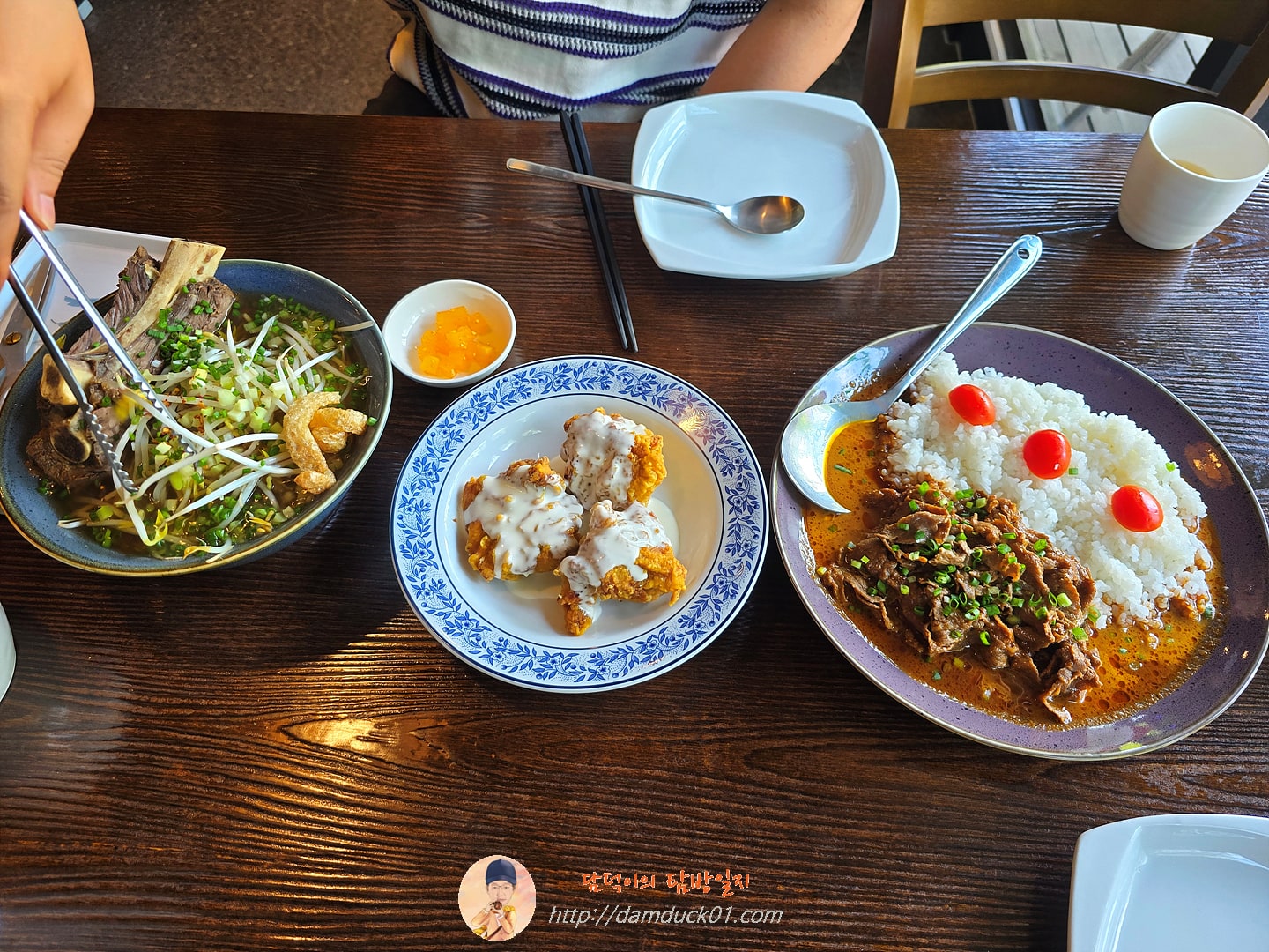 2인 세트 메뉴: 소고기 마싸만커리덮밥, 람뿌뜨리 쌀국수, 코코넛치킨