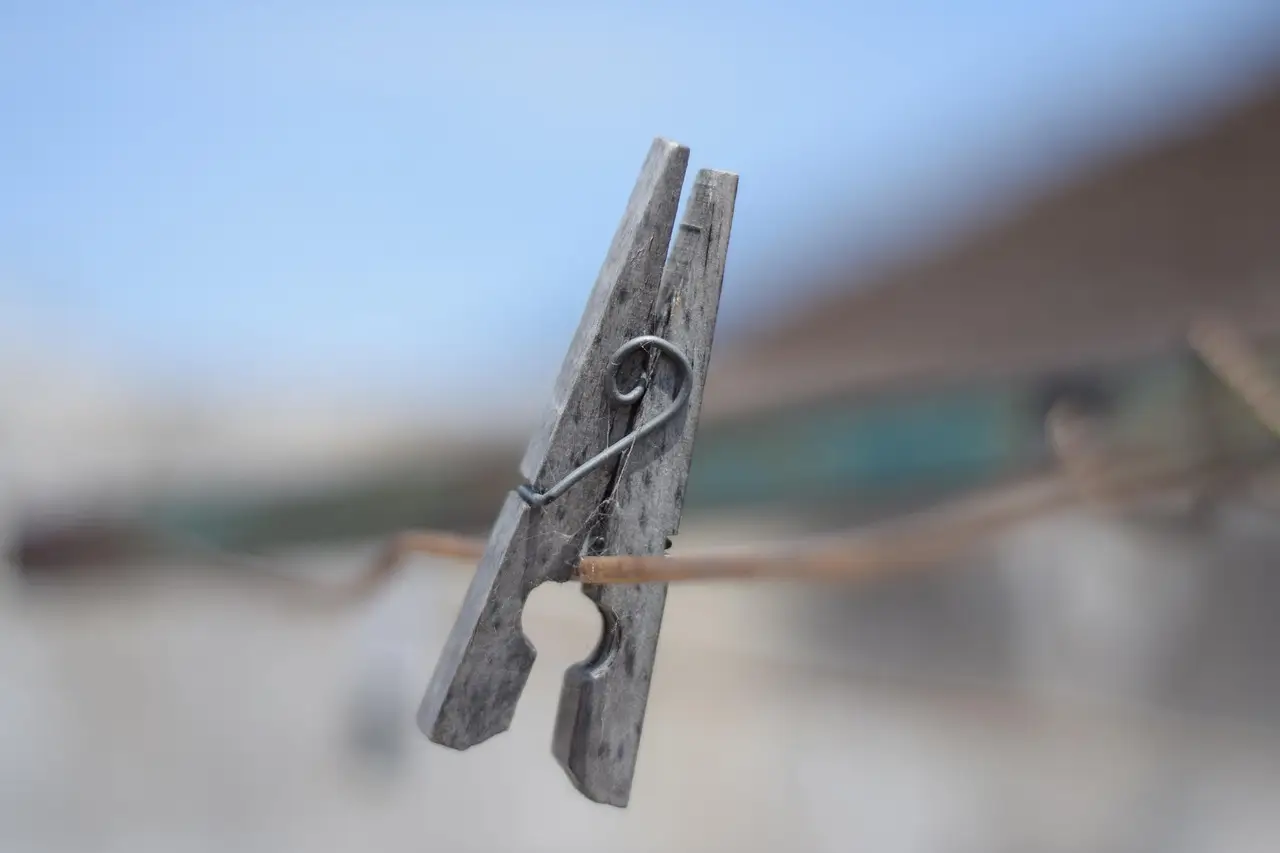 빨랫줄에 집게가 외롭게 걸려 있어 지푸라기라도 잡으려는 인간의 마음을 떠올리게 하는 이미지